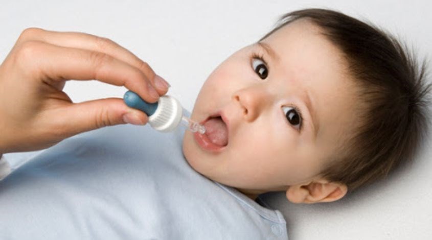Cho bé uống bằng cách nhỏ từng giọt vào miệng