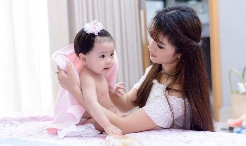 Lau khô người bé sau khi tắm