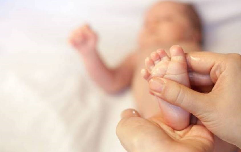 Dùng tinh dầu tràm massage lòng bàn tay, bàn chân cho bé, tránh dùng cho mắt, mũi, tai