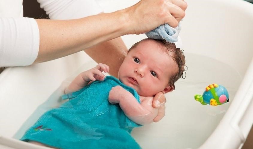 Lau mặt và đầu cho bé