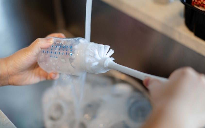 Dùng cọ rửa bình sữa để vệ sinh toàn bộ bộ phận