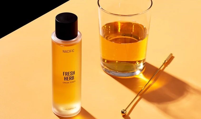 Toner dưỡng trắng làm dịu da Nacific Fresh Herb Origin chiết xuất Hoa Cúc 150 ml