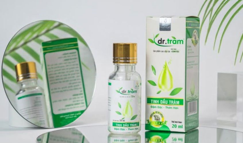 Kết hợp tinh dầu tràm Dr.Tràm 20 ml để làm nước hoa hồng