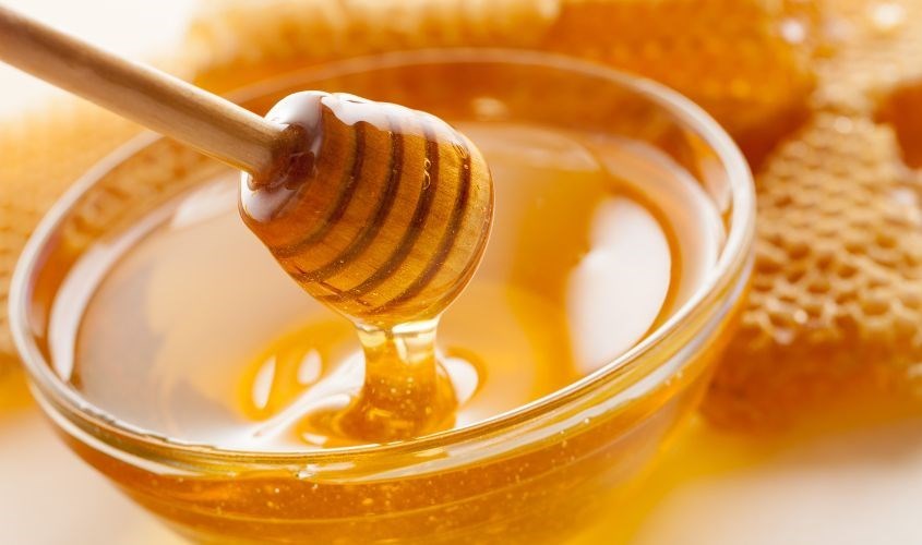 Mật ong được khai thác trực tiếp bằng cách vắt sáp ong Mật ong được khai thác trực tiếp bằng cách vắt sáp ong