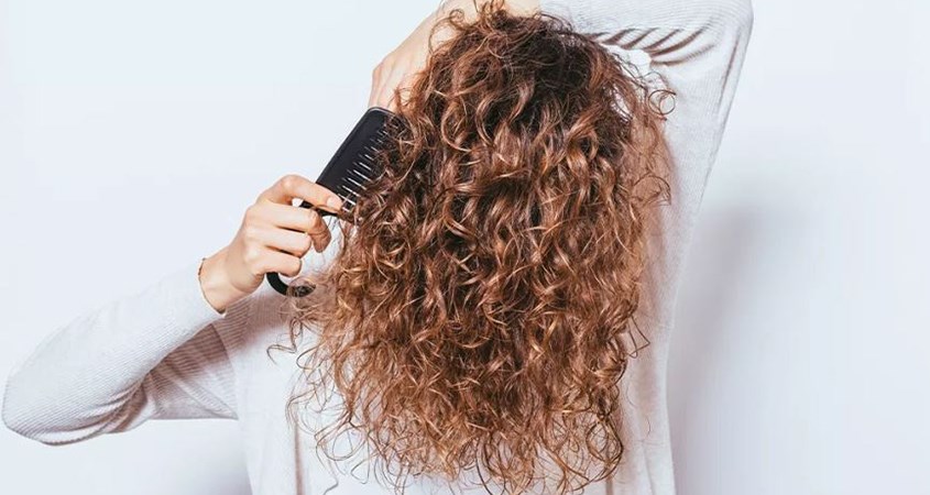 Cách chăm sóc tóc uốn không bị khô xơ, giữ nếp lâu hơn