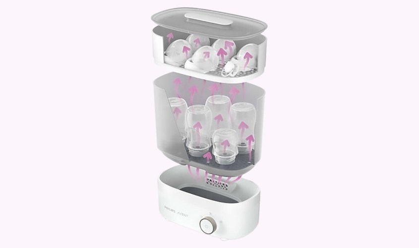 Đặt úp ngược bình sữa xuống ngăn lớn bên dưới, núm ti và nắp đậy đặt ở ngăn nhỏ phía trên