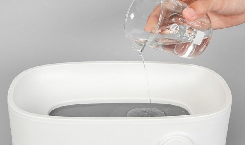 Mỗi lần tiệt trùng cần đổ 150ml nước sạch vào khay châm nước