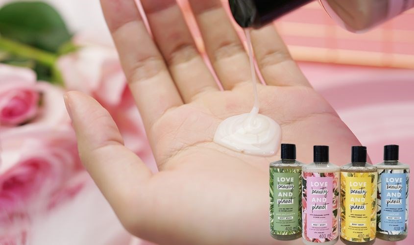 Sữa tắm Love Beauty and Planet có kết cấu dạng gel trắng lỏng giúp làm sạch sâu da