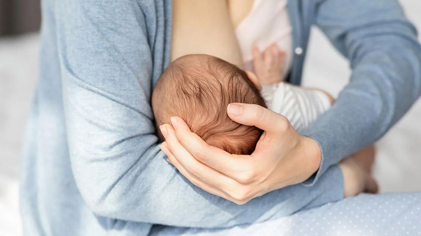 Trẻ sơ sinh nên được bú sữa mẹ hoàn toàn trong 6 tháng đầu đời. Nguồn: sleepingshouldbeeasy