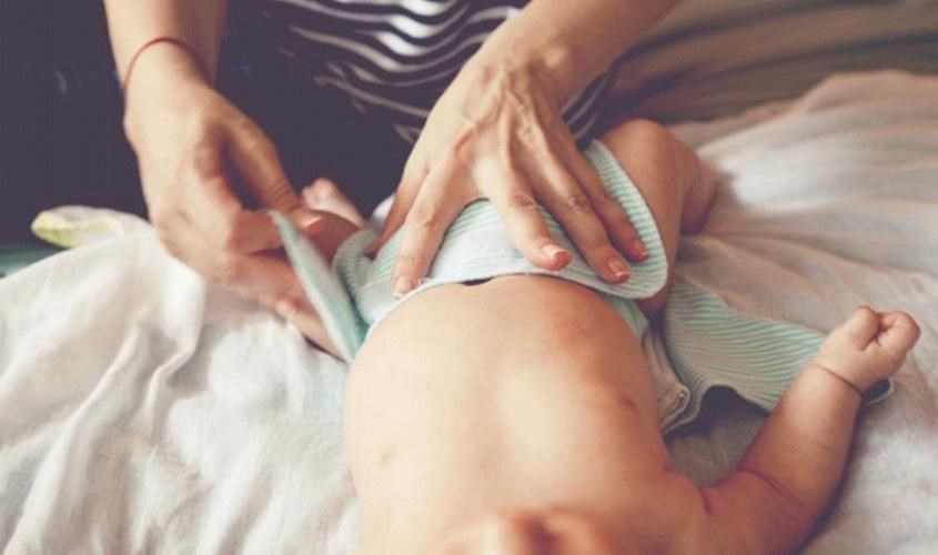 Cố định tã vải và kiểm tra lại xem tã có bị lỏng hay chật quá không