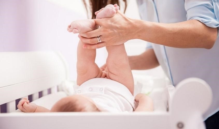 Với bé gái khi vệ sinh mẹ cần chú ý lau từ âm hộ ra sau hậu môn để tránh nhiễm khuẩn