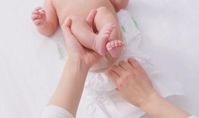 Cuộn tã bẩn lại và kéo ra theo chiều từ trước ra sau