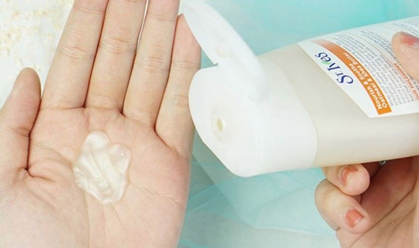 Sữa tắm St.Ives có kết cấu dạng gel đặc hơi ngả vàng cùng với tinh thể muối mịn