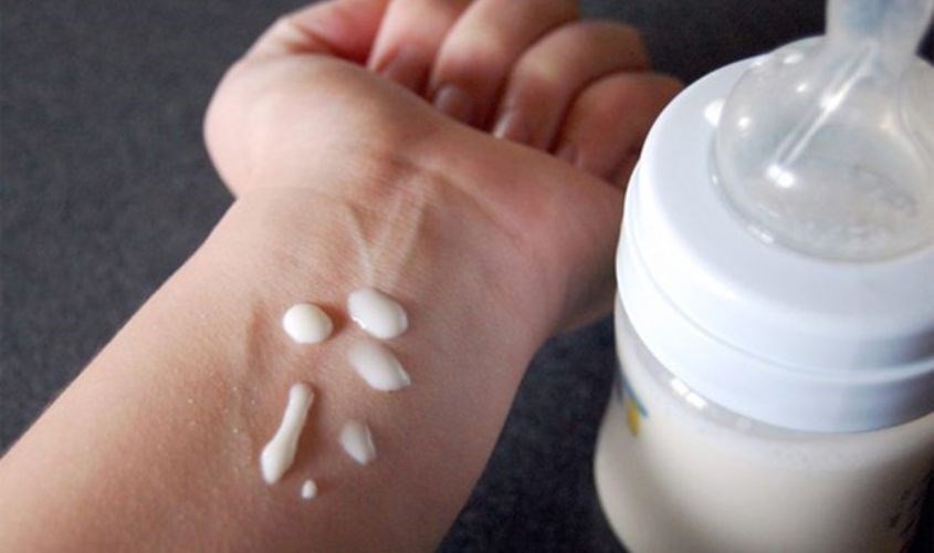 Mẹ có thể thử sữa bằng cách nhỏ lên tay vài giọt trước khi cho bé uống