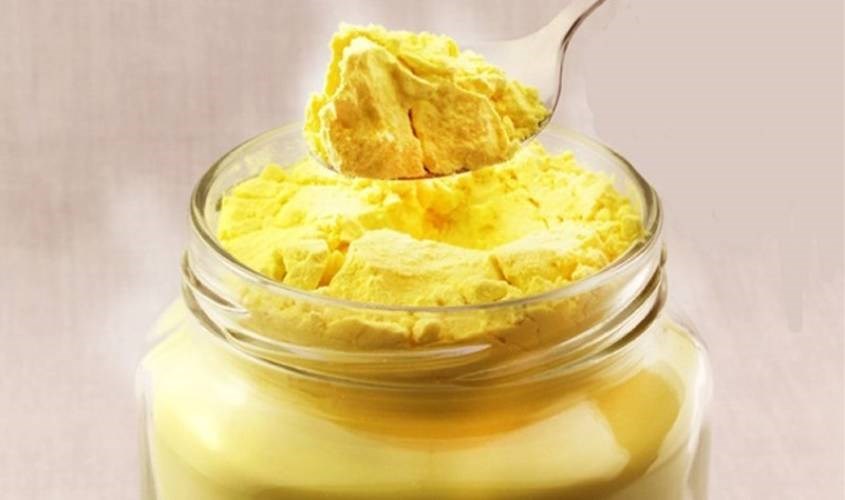 Bảo quản tinh bột nghệ bằng cách đựng trong lọ thủy tinh 