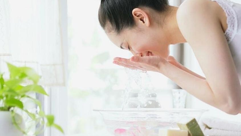 Rửa mặt thường xuyên 2 lần sáng và tối trước khi ngủ Rửa mặt thường xuyên 2 lần sáng và tối trước khi ngủ