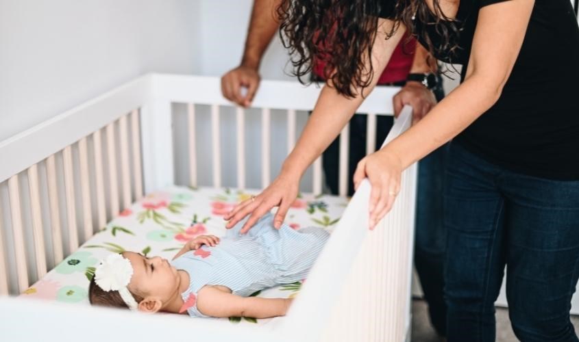 Ba mẹ có thể đặt cũi loại nhỏ trong phòng ngủ của mình để tiện chăm sóc con Ba mẹ có thể đặt cũi loại nhỏ trong phòng ngủ của mình để tiện chăm sóc con