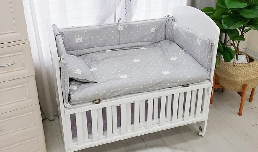 Giường cũi hạ thành 2 bên giúp ba mẹ chăm sóc con dễ dàng hơn Giường cũi hạ thành 2 bên giúp ba mẹ chăm sóc con dễ dàng hơn