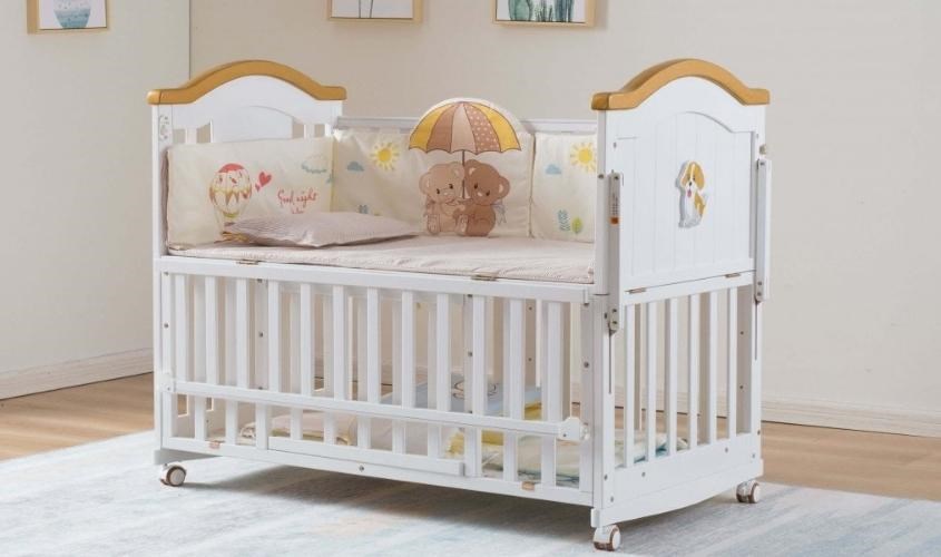 Giường cũi có bánh xe thuận tiện khi di chuyển Giường cũi có bánh xe thuận tiện khi di chuyển