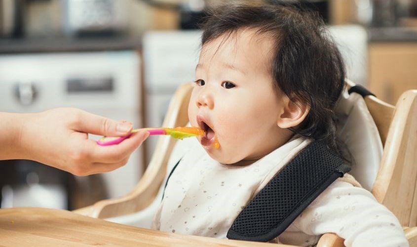 Dấu hiệu bé muốn ăn dặm Dấu hiệu bé muốn ăn dặm