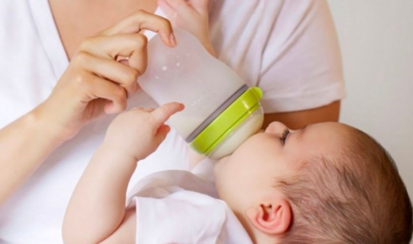 Núm ti có van thông khí hai chiều giúp bé chống sặc khi bú bình