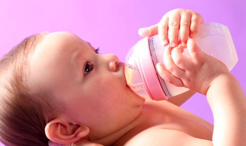 Mẹ nên mua bình sữa Comotomo cho bé
