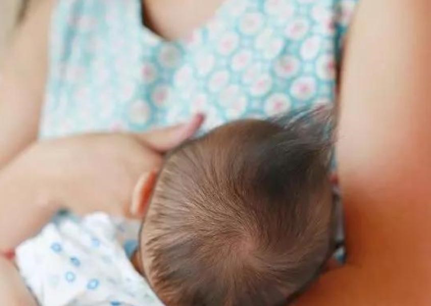 Tại sao trẻ bị sặc khi bú mẹ? Nguồn từ Shutterstock Tại sao trẻ bị sặc khi bú mẹ? Nguồn từ Shutterstock