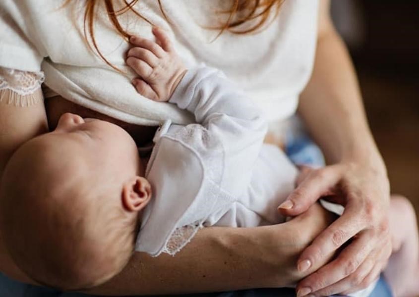 Cần ngừng cho trẻ bú nếu trẻ bị sặc sữa. Nguồn từ Find Your Mom Tribe Cần ngừng cho trẻ bú nếu trẻ bị sặc sữa. Nguồn từ Find Your Mom Tribe