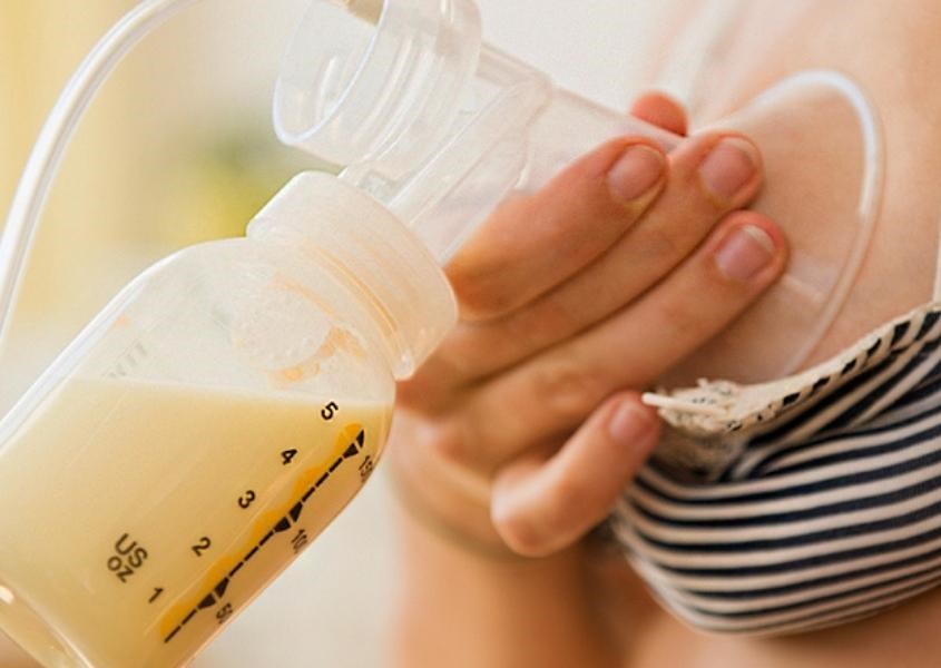 Để giảm thiểu tình trạng trẻ bị sặc sữa, mẹ có thể hút bớt sữa ra ngoài trước khi cho con bú. Nguồn từ Healthline Để giảm thiểu tình trạng trẻ bị sặc sữa, mẹ có thể hút bớt sữa ra ngoài trước khi cho con bú. Nguồn từ Healthline