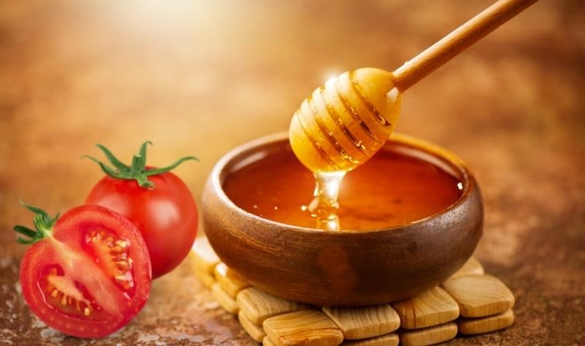 Cà chua và mật ong trị mụn