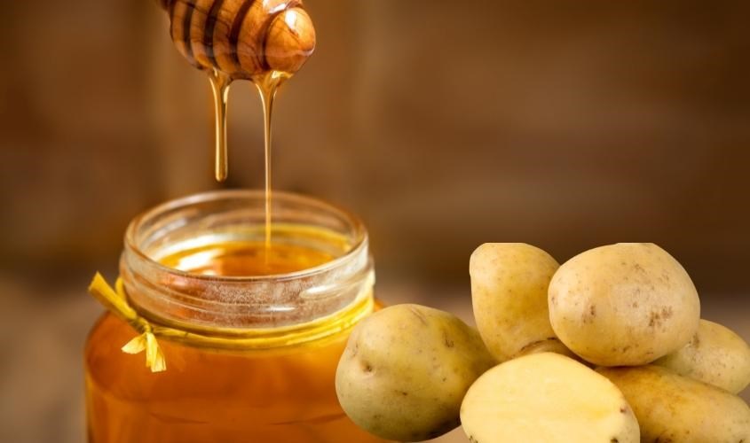 Trị mụn bằng mật ong và khoai tây cực đơn giản