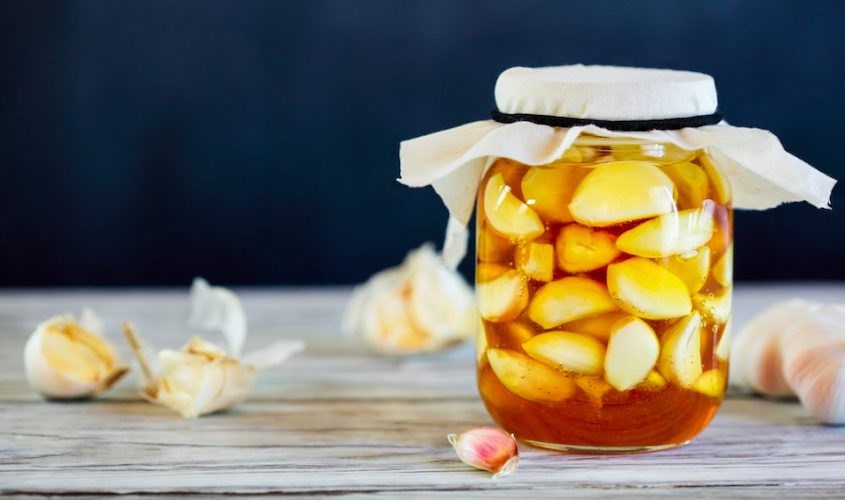 Trị mụn bằng mật ong ngâm tỏi