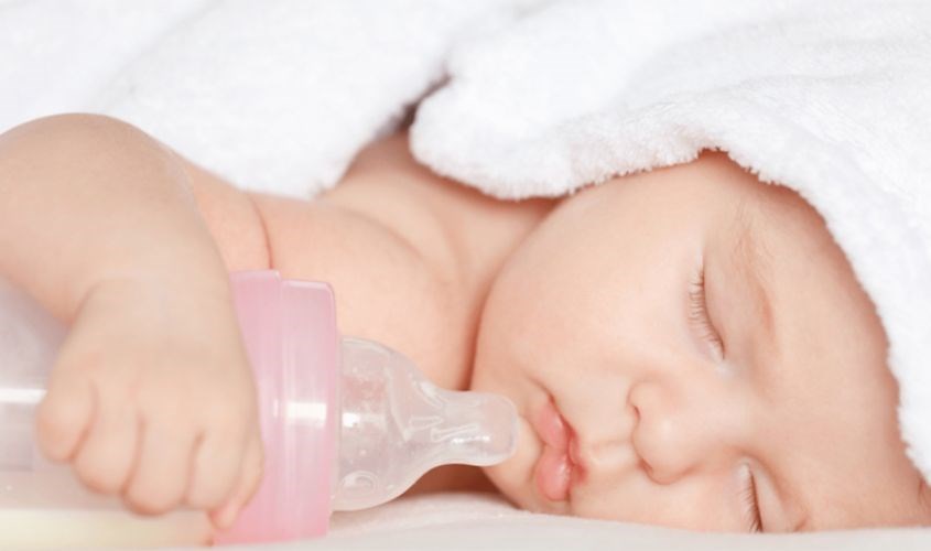 Ba mẹ không cho bé ngậm bình sữa khi ngủ