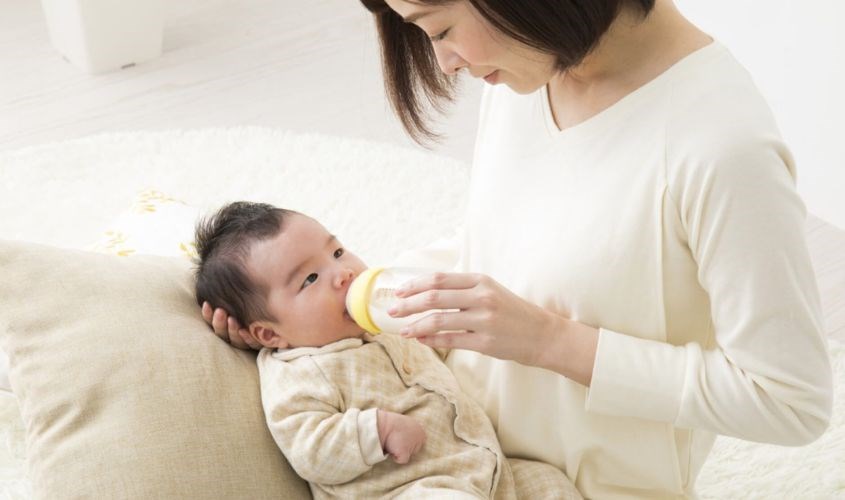 Ba mẹ ngồi vị trí ổn định khi cho bé bú sữa