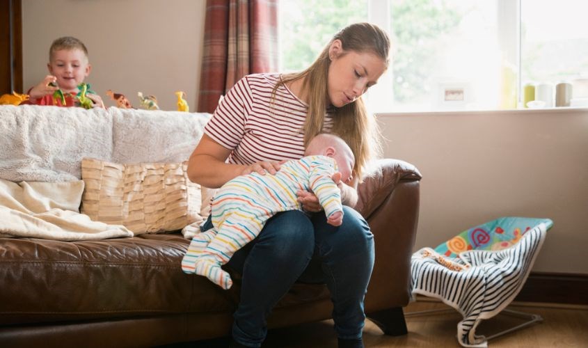 Vỗ ợ hơi từ trên xuống cho bé