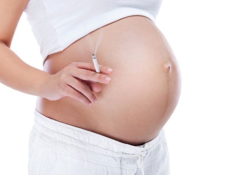 Mẹ hút thuốc trong thời kỳ mang thai cũng là một trong những yếu tố làm gia tăng nguy cơ bị lác mắt ở trẻ sơ sinh. Nguồn từ Biotech Spain