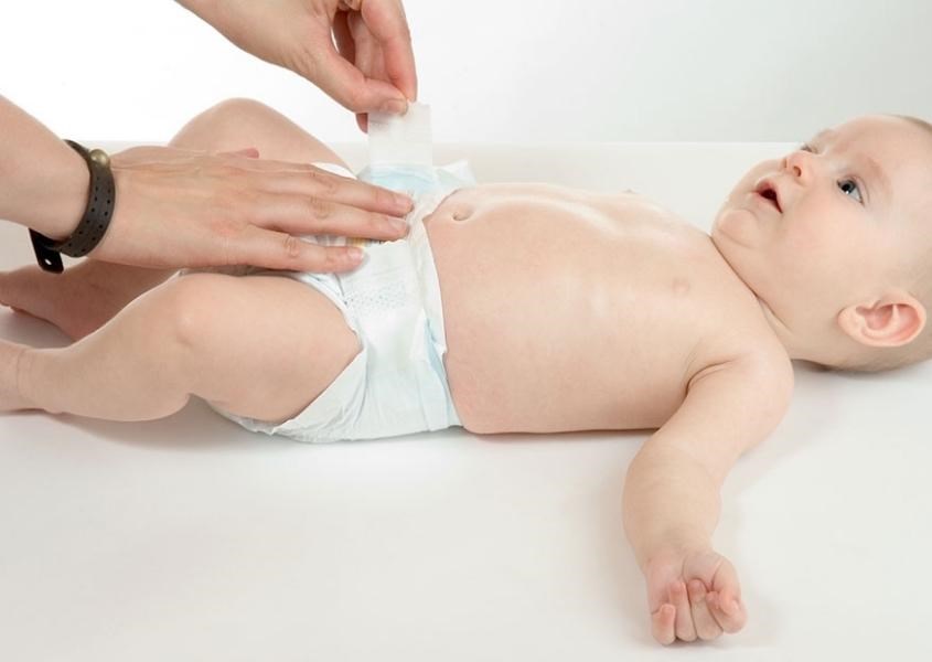 Cần thường xuyên thay tã cho trẻ để hạn chế tình trạng nhiễm trùng và phát ban. Nguồn từ FirstCry Parenting