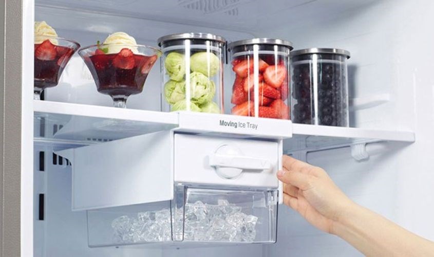 Sau khi rửa sạch bình sữa, bạn có thể đặt bình trong ngăn động để khử mùi