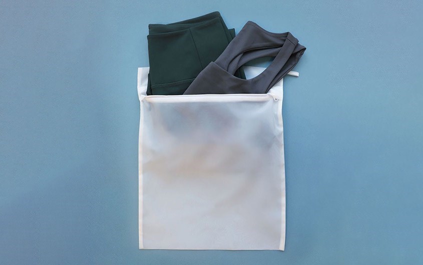 Cho từng loại quần áo vào túi nilon riêng