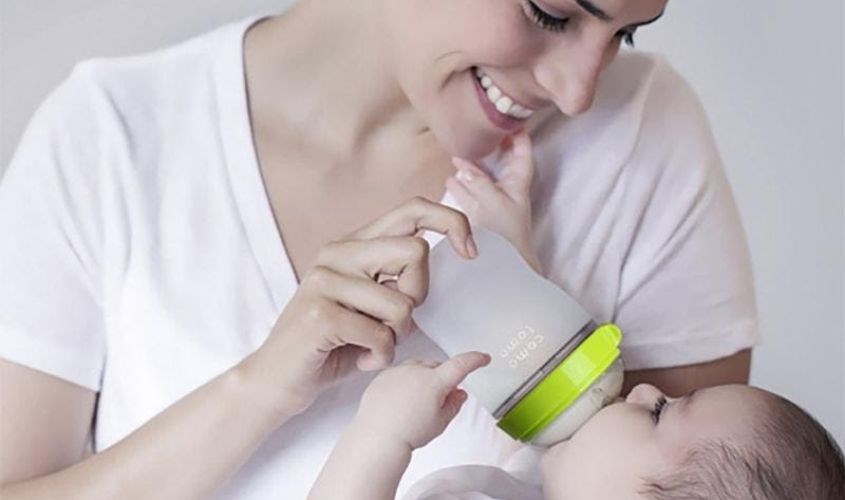 Mẹ nên trông bé uống sữa