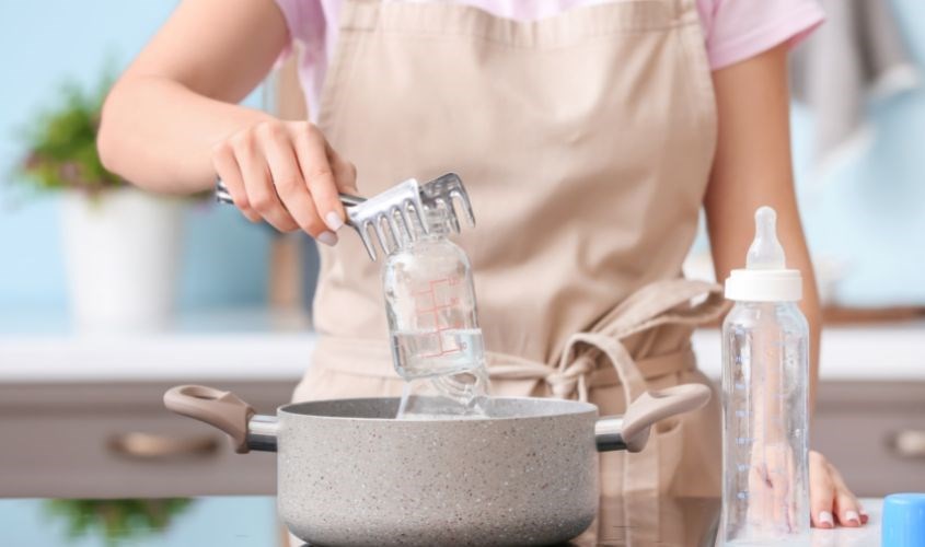 Dùng kẹp gắp bình sữa ra ngoài và để ráo