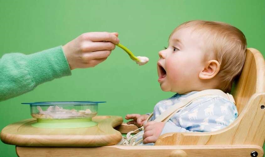 Bé 6 tháng có thể dùng dầu ăn dặm Bé 6 tháng có thể dùng dầu ăn dặm