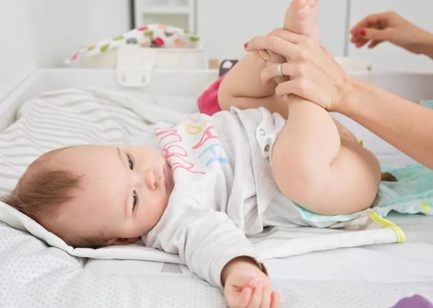 Nếu trẻ sơ sinh dưới 12 tuần đi ngoài ra máu, đây thật sự là vấn đề nghiêm trọng. Nguồn từ Firstcry Parenting