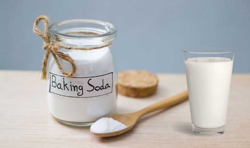 Bạn nên dùng baking soda để kiểm tra sữa