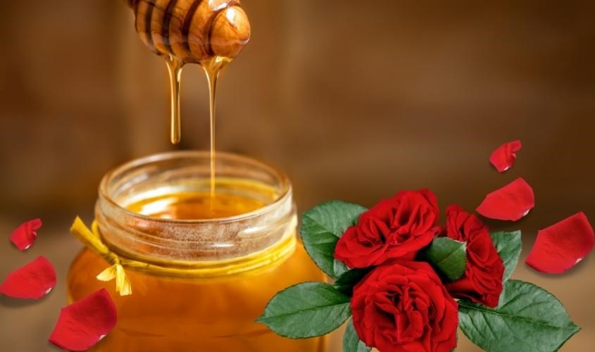 Mật ong và hoa hồng tươi