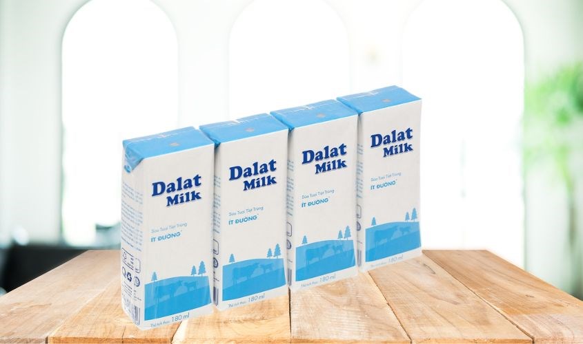 Lốc 4 hộp sữa tươi DalatMilk ít đường 180 ml