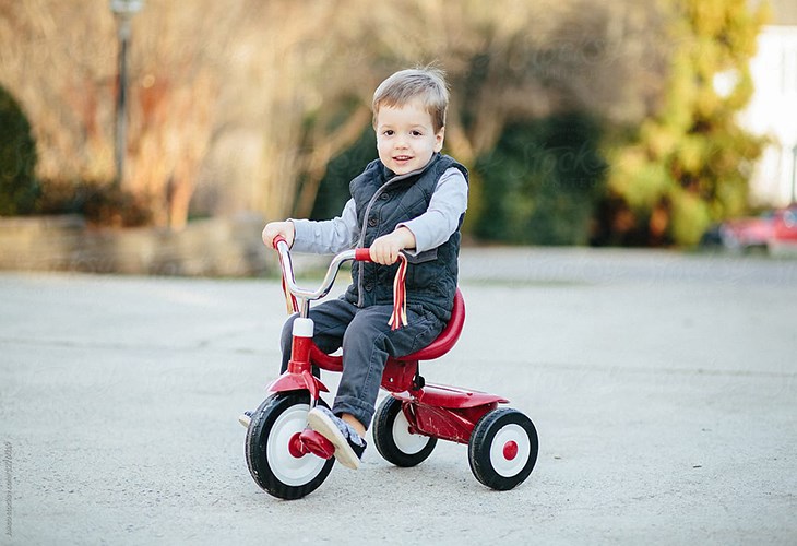 3-wheel bicycle helps children under 2 years old get used to pedals