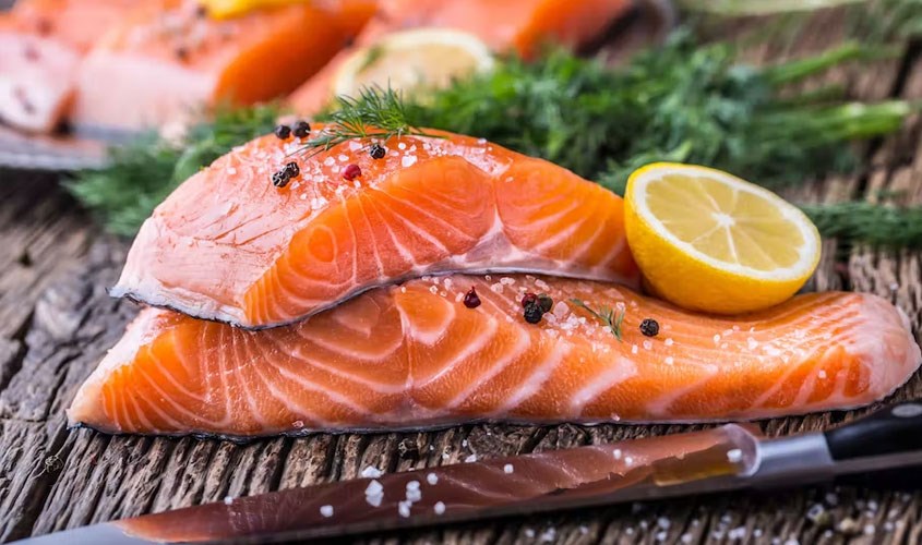 Cá hồi là nguồn cung cấp vitamin D và omega-3 dồi dào