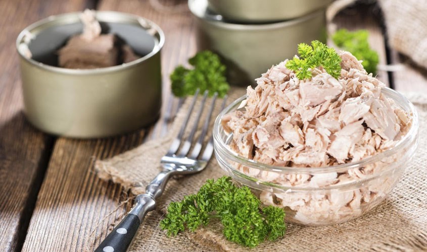 Cá ngừ đóng hộp là nguồn vitamin D khác mà bạn có thể dễ dàng bổ sung