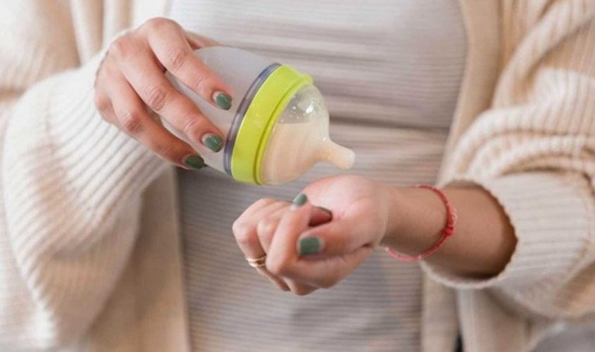 Kiểm tra nhiệt độ sữa bằng tay